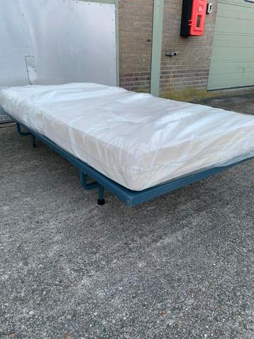 Auping bed spiral op poten met matras  beschikbaar voor biedingen
