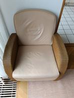 Comfortabele Lloyd Loom fauteuil met leren bekleding, Huis en Inrichting, Fauteuils, Ophalen, Gebruikt, Minder dan 75 cm, Riet of Rotan