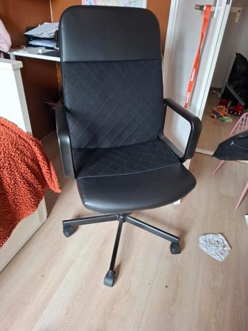 Nette, zo goed als nieuwe bureaustoel beschikbaar voor biedingen