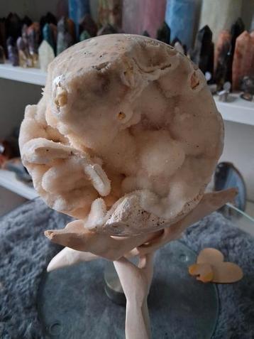 Druzy kristallen bol beschikbaar voor biedingen