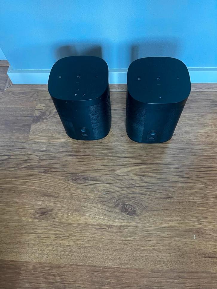 2x Sonos One Gen 2 Zwart + Tafelstandaards, Audio, Tv en Foto, Luidsprekers, Zo goed als nieuw, Front, Rear of Stereo speakers
