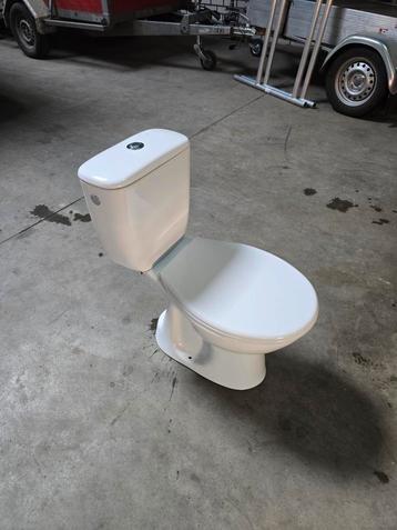 Toiletpot in goede staat onderaansluiting  beschikbaar voor biedingen