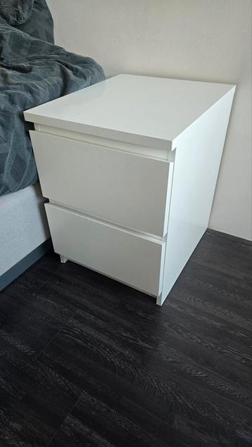 Wit Nachtkastje  beschikbaar voor biedingen