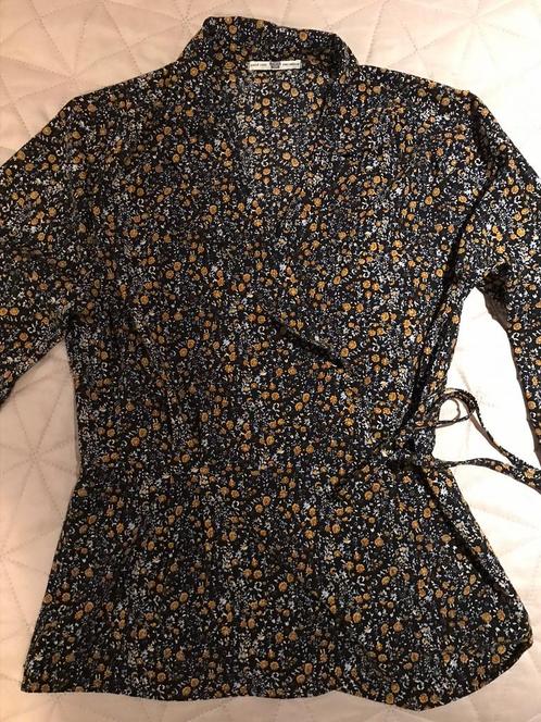 America today blouse mt M zwarte , gele bloemetjes, Kleding | Dames, Blouses en Tunieken, Zo goed als nieuw, Maat 38/40 (M), Zwart