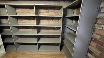 Retro stellingkast met legborden van metaal  beschikbaar voor biedingen