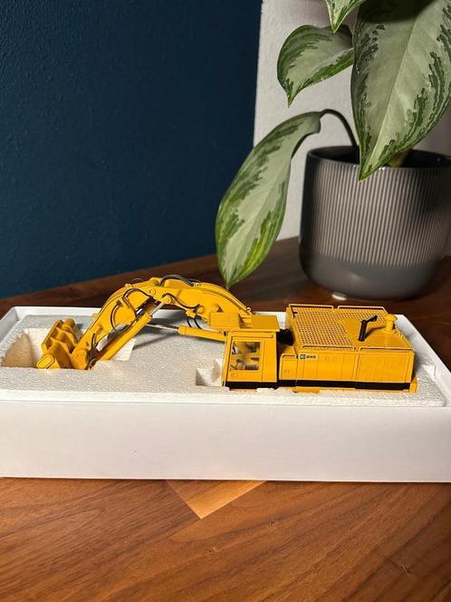 CCM 245 Front Shovel, Hobby en Vrije tijd, Modelauto's | 1:50, Zo goed als nieuw, Hijskraan, Tractor of Landbouw, Overige merken