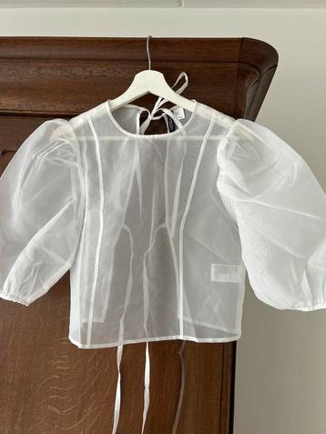 Wit Bloesje met Pofmouwen beschikbaar voor biedingen