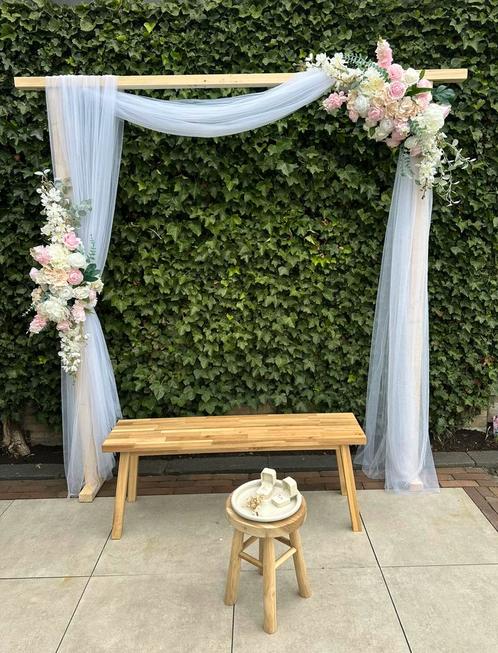 Prachtige luxe trouwboog wedding backdrop met bloemen & doek, Hobby en Vrije tijd, Feestartikelen, Nieuw, Geboorte of Huwelijk