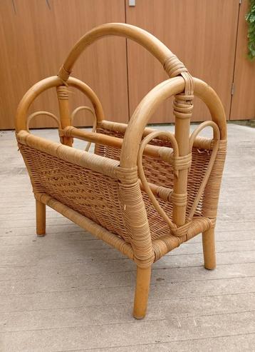 Vintage rotan bamboe lectuur rek. beschikbaar voor biedingen