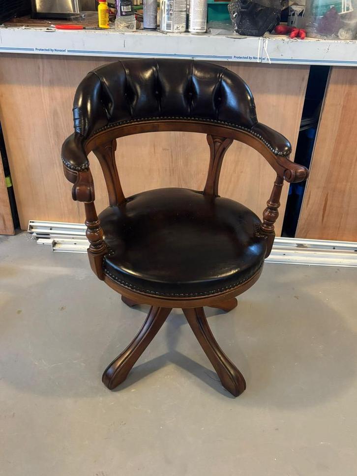 Engelse Chesterfield bureaustoel /Captains chair bruin leder, Antiek en Kunst, Antiek | Meubels | Stoelen en Banken, Ophalen