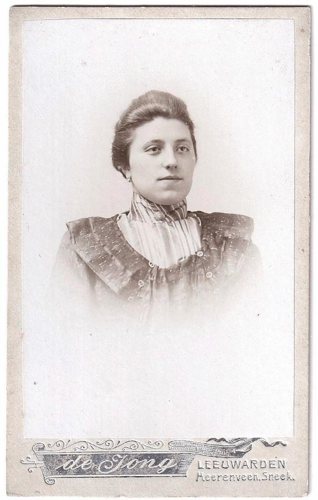 CDV - Portret Vrouw Mooie Jurk - Foto De Jong Leeuwarden -4, Verzamelen, Foto's en Prenten, Gebruikt, Foto, Overige onderwerpen