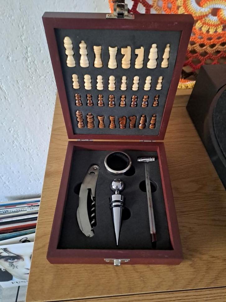 Bartec Schaakspel met Wijnaccessoires, Hobby en Vrije tijd, Gezelschapsspellen | Bordspellen, Nieuw, Een of twee spelers, Reisspel