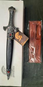 Odin Dagger op standaard, Verzamelen, Verzenden, Overige soorten, Overige gebieden, Mes of Dolk