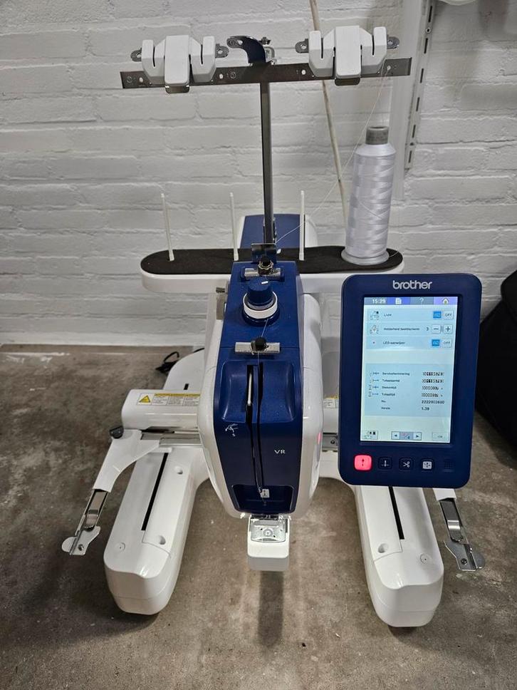 Brother VR Borduurmachine met PE design 7, Hobby en Vrije tijd, Borduren en Borduurmachines, Gebruikt, Borduurmachine, Machineborduren