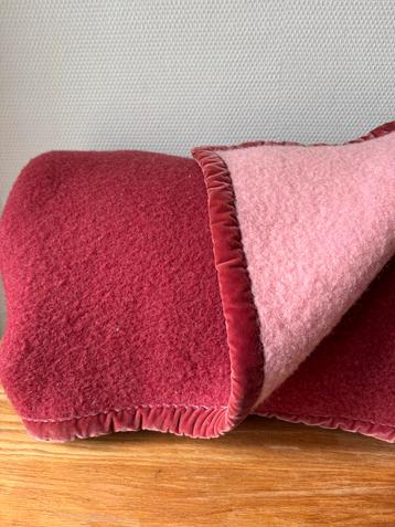 Prachtig Dik Bordeaux Roze Wollen Woondeken, Plaid, Deken beschikbaar voor biedingen