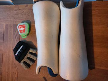 Hockey scheenbeschermers en handschoen - gratis  beschikbaar voor biedingen