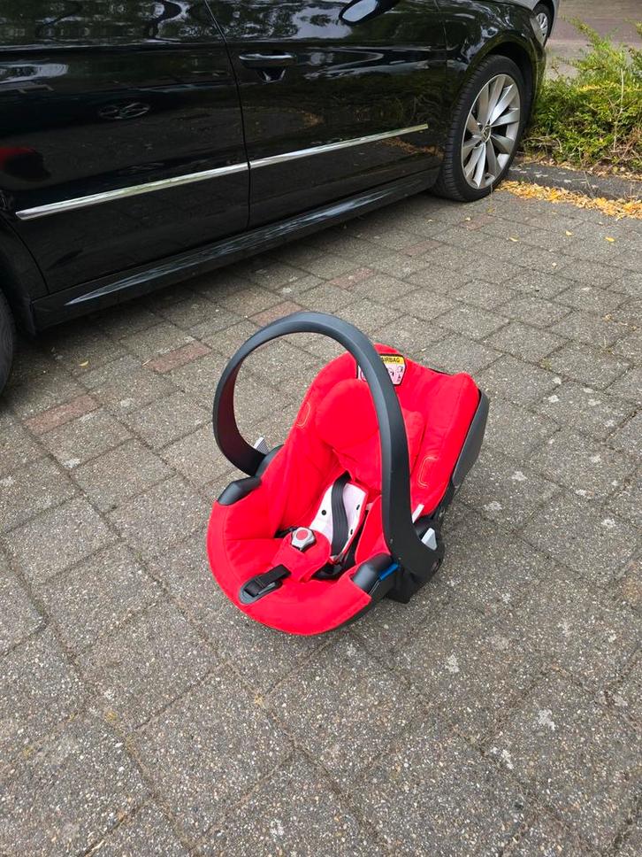 Stokke Izi Go autostoeltje - Zo goed als nieuw, Kinderen en Baby's, Autostoeltjes, Zo goed als nieuw, Overige merken, Ophalen