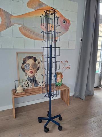 Vintage kaartenmolen kaartenstandaard op wieltjes beschikbaar voor biedingen