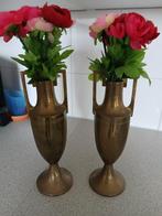 2 kerkvazen met kunstbloemen, Ophalen of Verzenden