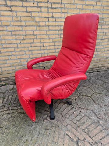 Jori yoga design relaxfauteuil Rood basis is goed leer niet beschikbaar voor biedingen