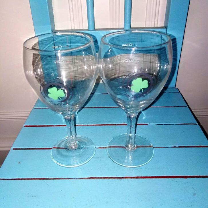 Irish Coffee glazen met groen klaver logo en recept 2x, Huis en Inrichting, Keuken | Servies, Zo goed als nieuw, Glas of Glazen