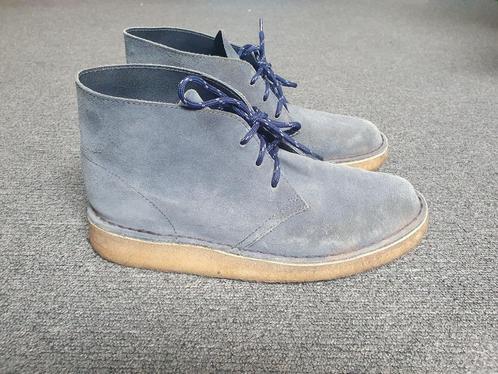 Clarks Originals Desert Coal blauw/grijs suede mt 42 ZGAN, Kleding | Heren, Schoenen, Zo goed als nieuw, Veterschoenen, Blauw