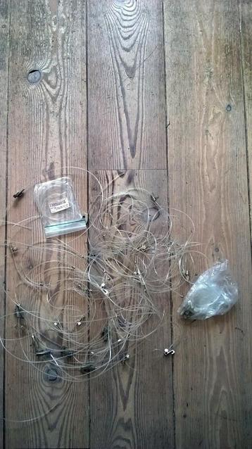 Ophangkoorden voor schilderijen en foto's met haken beschikbaar voor biedingen