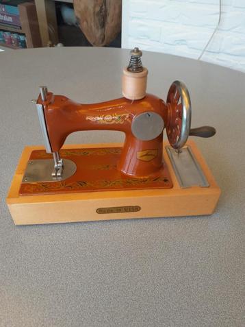 Mini naaimachine met bewaardoos beschikbaar voor biedingen