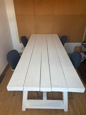 Witte eettafel beschikbaar voor biedingen