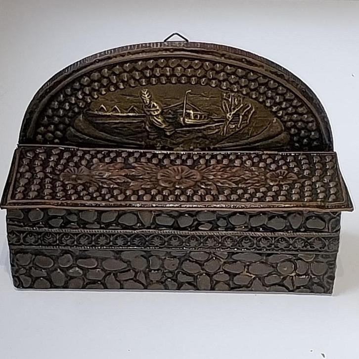 Antiek Borstelkastje messing bekleed, afbeelding in reliëf, Antiek en Kunst, Antiek | Woonaccessoires, Ophalen of Verzenden