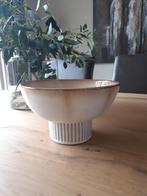 Te koop: Trendy keramieken schaal op voet, Porselein of Keramiek, Schaal, Rond, Ophalen of Verzenden