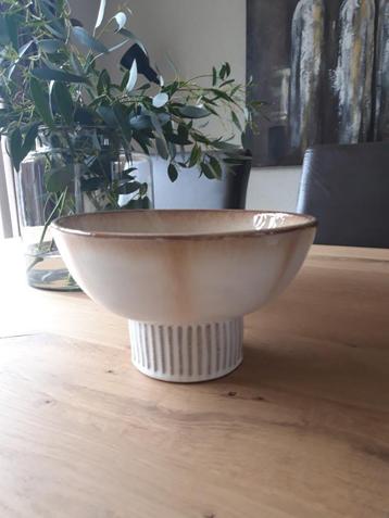 Te koop: Trendy keramieken schaal op voet beschikbaar voor biedingen