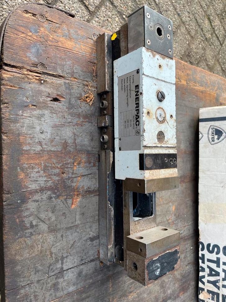 Enerpac NCM-8022 Hydraulische Klem, Doe-het-zelf en Verbouw, Gereedschap | Freesmachines, Ophalen