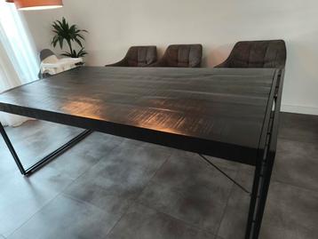 Zwarte Eettafel - Industrieel Design beschikbaar voor biedingen