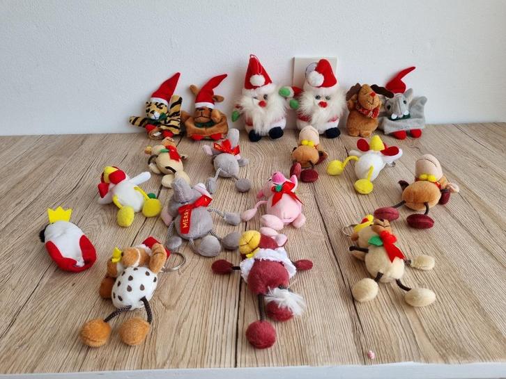 12 Mooie Vintage Kerstboom Sleutelhangers + 6 Kerst Knuffels, Diversen, Kerst, Gebruikt, Ophalen of Verzenden