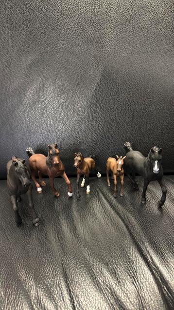 Schleich| 49 paarden, 2 ezels en losse figuren beschikbaar voor biedingen
