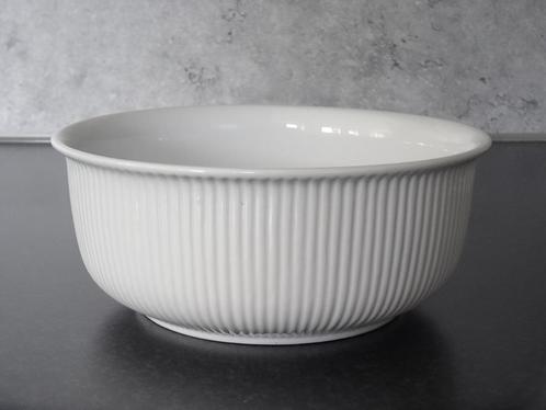 Niet gebruikte porseleinen schaal wit met verticale ribbel, Huis en Inrichting, Keuken | Servies, Nieuw, Porselein, Ophalen of Verzenden