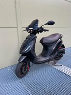 Nette Piaggio Zip - Geel Kenteken, Fietsen en Brommers, Scooters | Piaggio, Ophalen, Gebruikt, Maximaal 45 km/u, Zip