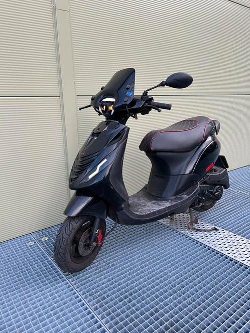 Nette Piaggio Zip - Geel Kenteken, Fietsen en Brommers, Scooters | Piaggio, Gebruikt, Zip, Maximaal 45 km/u, Benzine, Ophalen