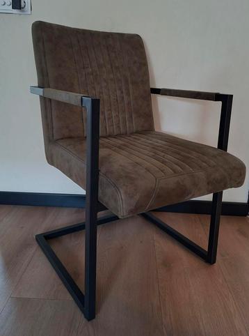 Industriële eetkamerstoelen met armleuning beschikbaar voor biedingen