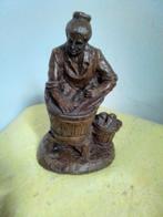 8903) mooi beeld oude vrouw doet de was  gesigneerd, Ophalen of Verzenden, Zo goed als nieuw, Mens