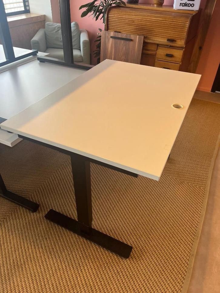 Gratis af te halen: bureaus!, Huis en Inrichting, Bureaus, Gebruikt, Bureau, In hoogte verstelbaar, Ophalen