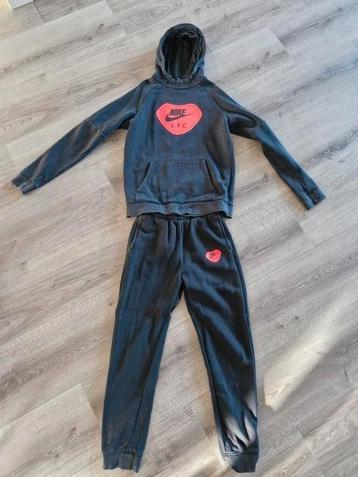 Mooi joggingspak Nike maat 158-170! beschikbaar voor biedingen