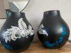 1 of 2 Hella Jongerius Jonsberg vazen - zwart, Ophalen of Verzenden, Zwart, Aardewerk of Porselein, Minder dan 50 cm
