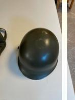Plunjezak met legerhelm, schoenen, enz., Ophalen, Gedragen