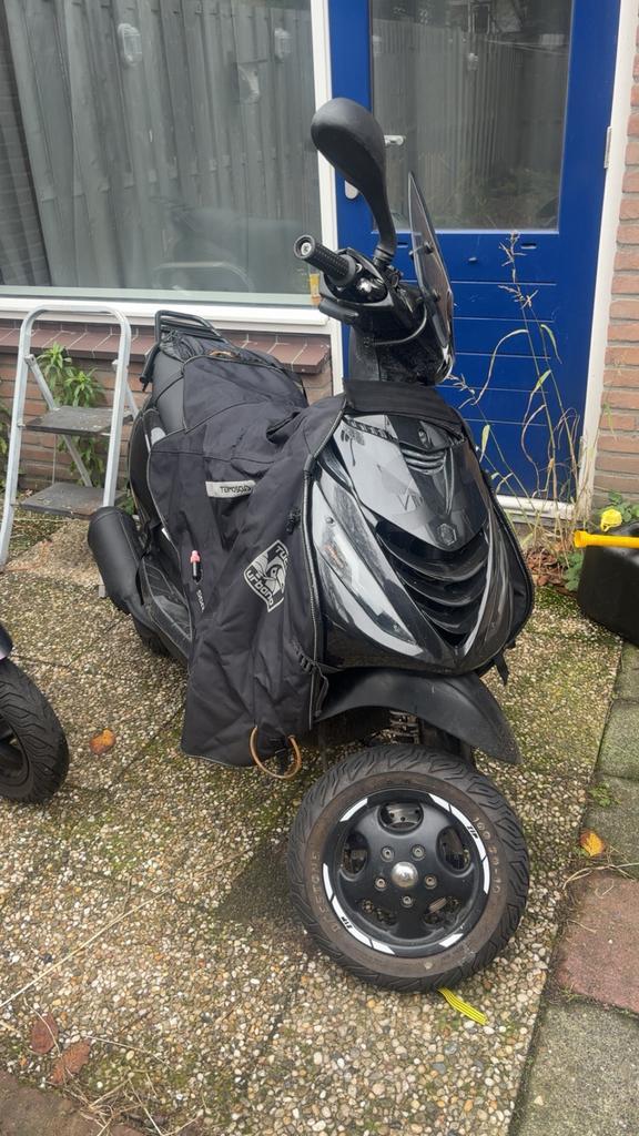 Zip 125cc brom, Fietsen en Brommers, Snorfietsen en Snorscooters, Zo goed als nieuw, Piaggio, Benzine, Ophalen of Verzenden