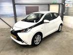 Toyota Aygo 1.0 VVT-i x-play 1ste eigenaar airco navi camera, Auto's, Stof, Gebruikt, 4 stoelen, Wit