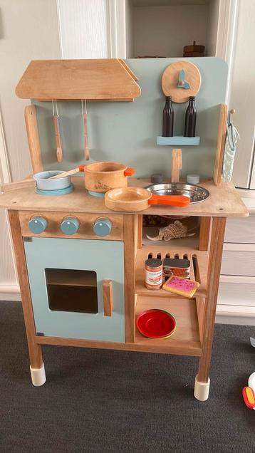 Little dutch houten keuken met diverse keukenspullen beschikbaar voor biedingen