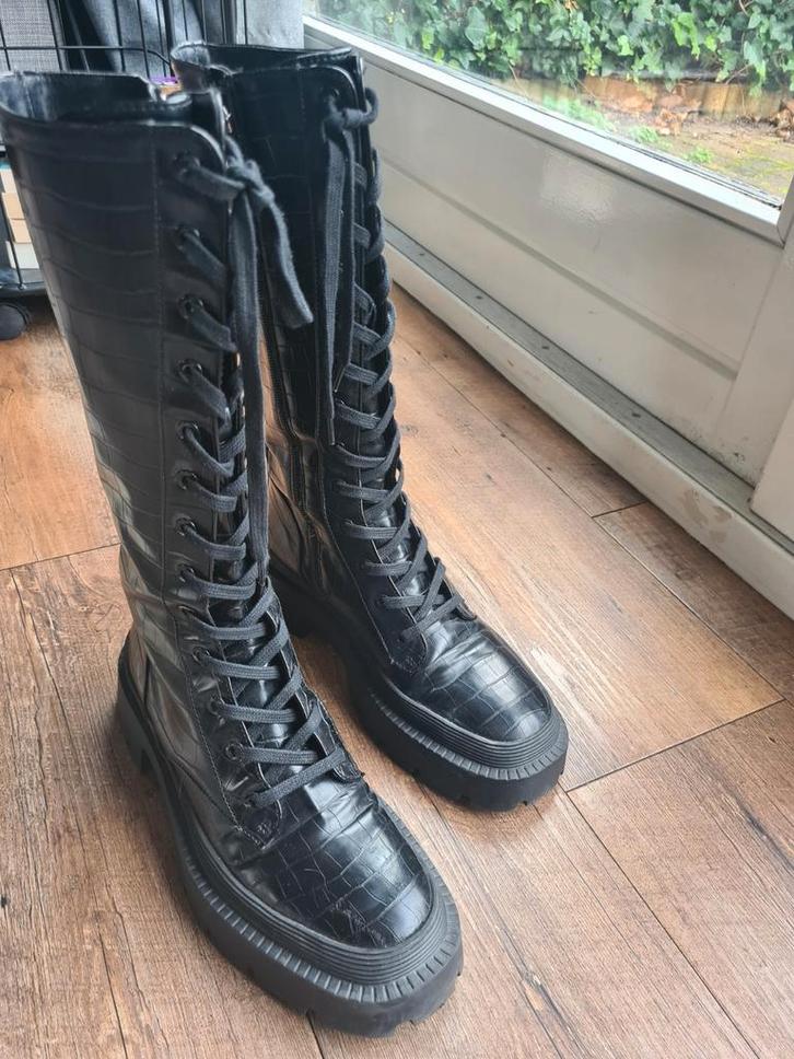 Gave zwart glimmende laarzen met krokodilprint Zara mt 37, Kleding | Dames, Schoenen, Zo goed als nieuw, Hoge laarzen, Zwart, Ophalen of Verzenden