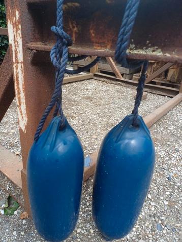 2 blauwe dropfenders [12 x 45 ] beschikbaar voor biedingen